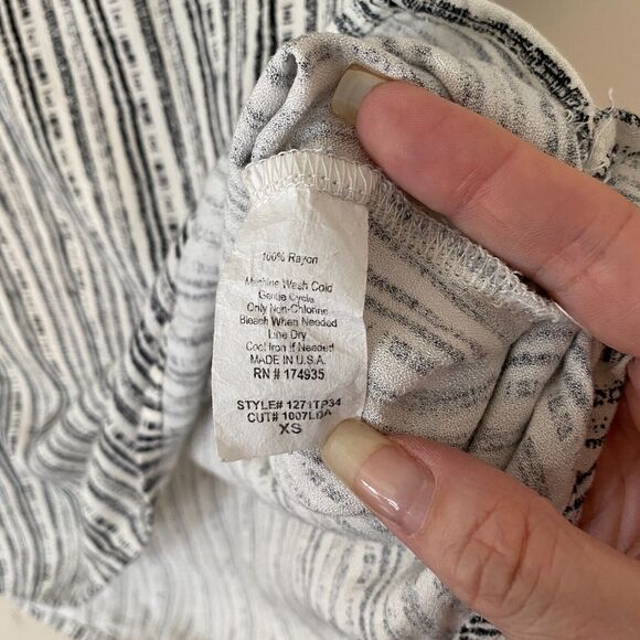 Peyton Jensen Cream & Black Vertical Stripe Round Neck Key Hole Back Blouse XS - Picture 6 of 10